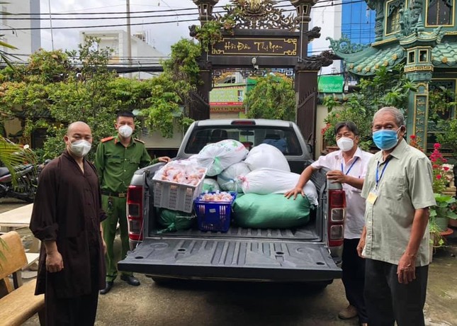 Những phần quà được vận chuyển đến các khu trọ tặng cho người dân khó khăn - Ảnh: MG