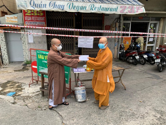 Cúng dường đến chùa Linh Xuân Cúng dường đến chùa Linh Xuân