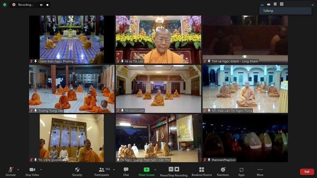 Chư tôn đức Ni thiền tọa cùng nhau trong khoa tu - Ảnh: Ban TT NGKS
