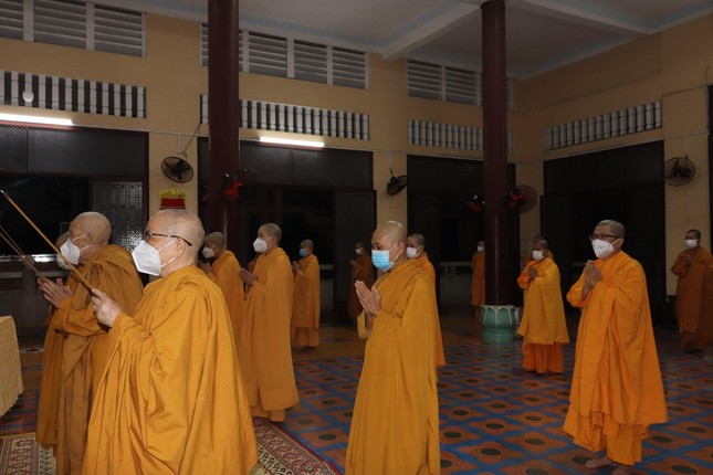 Niêm hương bạch Phật - Ảnh: Ban TT NGKS