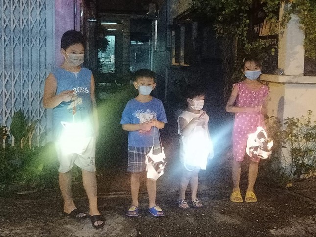 Các con chị Thuy Trang thắp đèn trung thu - Ảnh: Thuy Trang Le Các con chị Thuy Trang thắp đèn trung thu - Ảnh: Thuy Trang Le