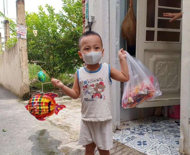 Con có đèn trung thu để đi chơi trung thu rồi nè - Ảnh: MG