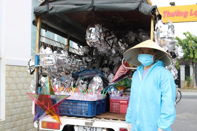 Trên chiếc xe Daisu chùa Giác Huệ, những yêu thương được các sư cô mang tặng các em nhỏ trong mùa trung thu đặc biệt - Ảnh: CGH Trên chiếc xe Daisu chùa Giác Huệ, những yêu thương được các sư cô mang tặng các em nhỏ trong mùa trung thu đặc biệt - Ảnh: CGH