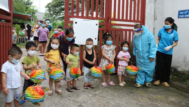Các em nhỏ trong khu trọ nhận được quà trung thu từ chùa Giác Huệ, huyện Hóc Môn - Ảnh: CGH Các em nhỏ trong khu trọ nhận được quà trung thu từ chùa Giác Huệ, huyện Hóc Môn - Ảnh: CGH