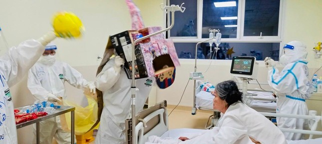 Màn múa lân đặc biệt do chị Châu, Trưởng Điều dưỡng khoa 8A đảm trách