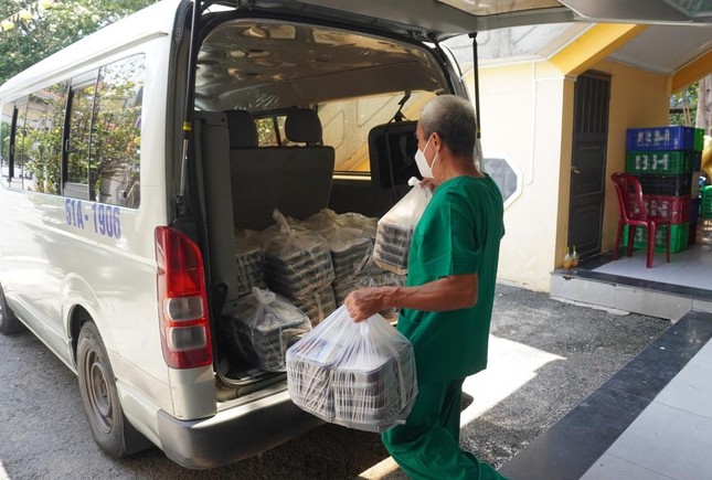 Mỗi ngày nấu trung bình 10.000 suất cơm phục vụ lực lượng y tế, tuyến đầu chống dịch