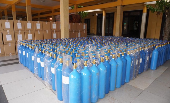 600 bình oxy và 5.000 đồ bảo hộ y tế tặng đến tỉnh An Giang