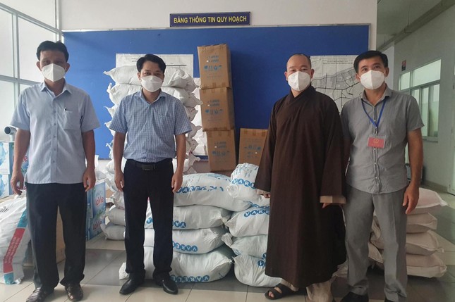 Lãnh đạo phường Bình Trưng Đông (quận 2 cũ) tiếp nhận 1 tấn gạo - Ảnh: Đồng Quảng Lãnh đạo phường Bình Trưng Đông (quận 2 cũ) tiếp nhận 1 tấn gạo - Ảnh: Đồng Quảng