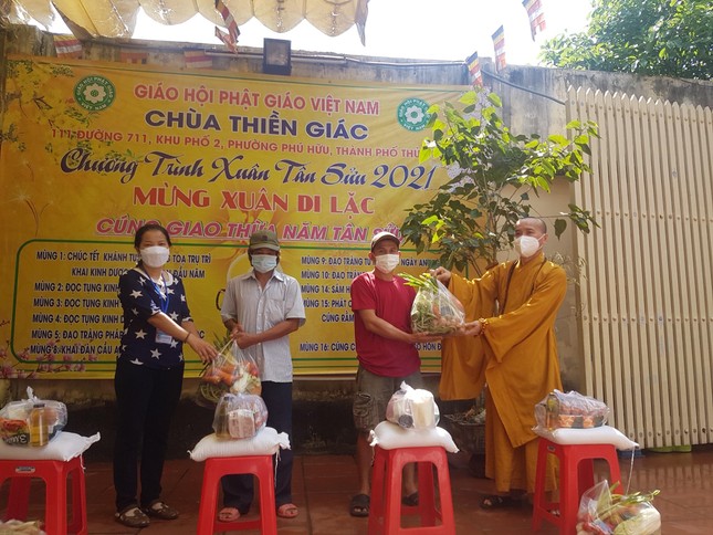 Các phần quà được trao tại chùa Thiền Giác - Ảnh: TG