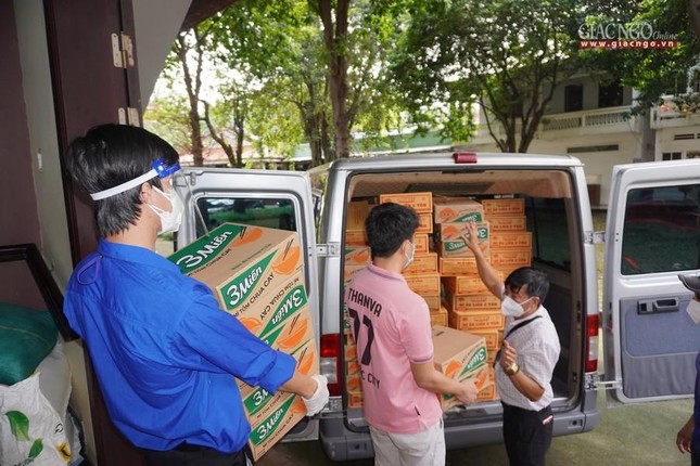 Các trường đại học nhận các phần quà tặng tại chùa Nam Thiên Nhất Trụ Các trường đại học nhận các phần quà tặng tại chùa Nam Thiên Nhất Trụ