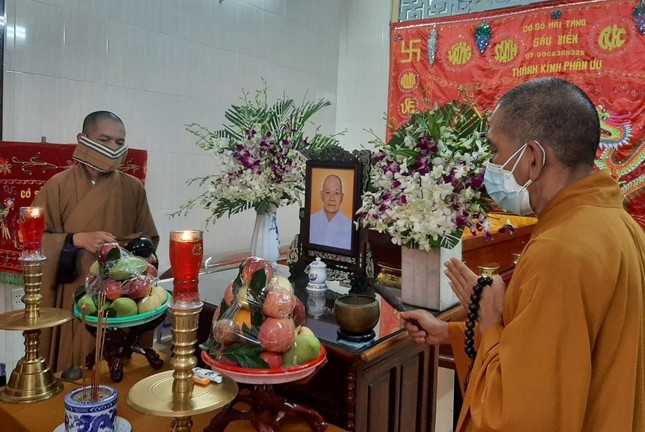 Chư tôn đức Thường trực Ban Trị sự GHPGVN quận Gò Vấp thực hiện khóa lễ nhập kim quan- Ảnh: Quảng Lạc Chư tôn đức Thường trực Ban Trị sự GHPGVN quận Gò Vấp thực hiện khóa lễ nhập kim quan- Ảnh: Quảng Lạc