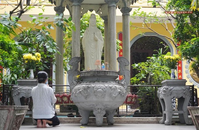 Cô Lâm Thị Ngo lễ Phật tại chùa Huỳnh Kim