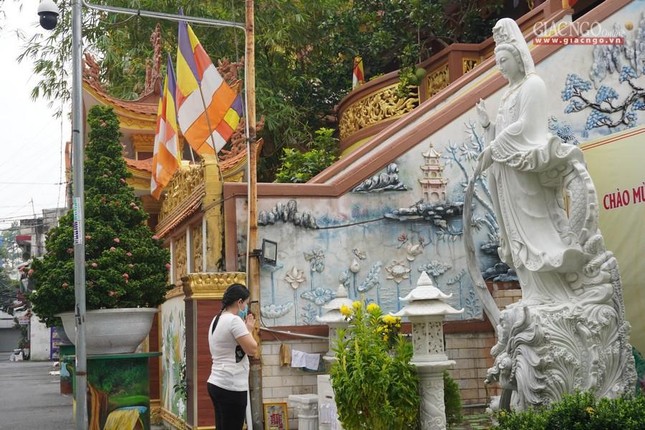 Một Phật tử lễ Đức Quán Thế Âm lộ thiên, tại chùa Minh Đạo - Q.3