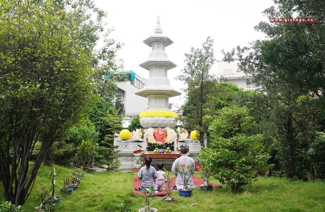 Phật tử đảnh lễ bảo tháp Đại lão Hòa thượng Thích Tắc An Phật tử đảnh lễ bảo tháp Đại lão Hòa thượng Thích Tắc An