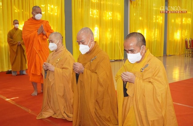 Chư tôn đức Hội đồng điều hành Học viện Phật giáo Việt Nam tại TP.HCM thành kính tưởng niệm