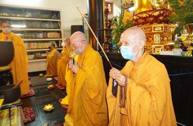 Niêm hương bạch Phật