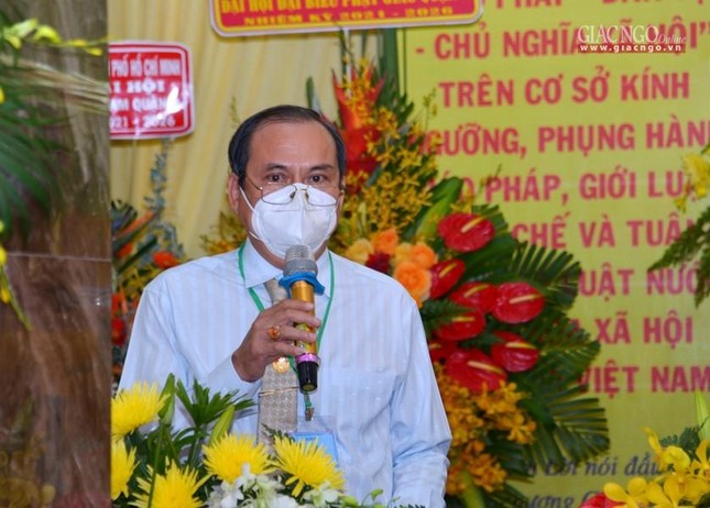 Ông Mai Hồng Phong, Phó Thường trực Ủy ban MTTQVN quận 8 điều hành khen thưởng