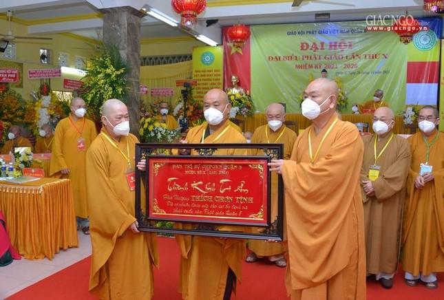 Tặng khánh vàng tri ân công đức của Hòa thượng Thích Chơn Tịnh