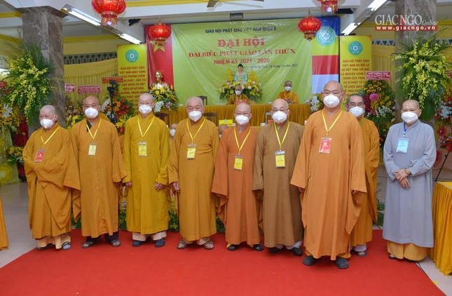 Chư tôn đức tân Ban Trị sự Phật giáo quận 8 tặng quà tri ân đến chư tôn đức Tăng, Ni không tham gia nhiệm kỳ 2021-2026