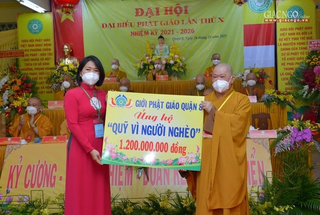 Thượng tọa Thích Nguyên Nhựt, tân Phó Thường trực Ban Trị sự GHPGVN quận 8 nhiệm kỳ X trao 1 tỷ 200 triệu đồng ủng hộ Quỹ &quot;Vì người nghèo&quot; đến bà Trần Thanh Hà, Chủ tịch Ủy ban MTTQVN quận 8;