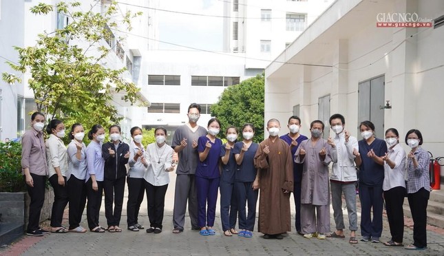 Các tình nguyện viên chụp ảnh lưu niệm trước khi ra về Các tình nguyện viên chụp ảnh lưu niệm trước khi ra về