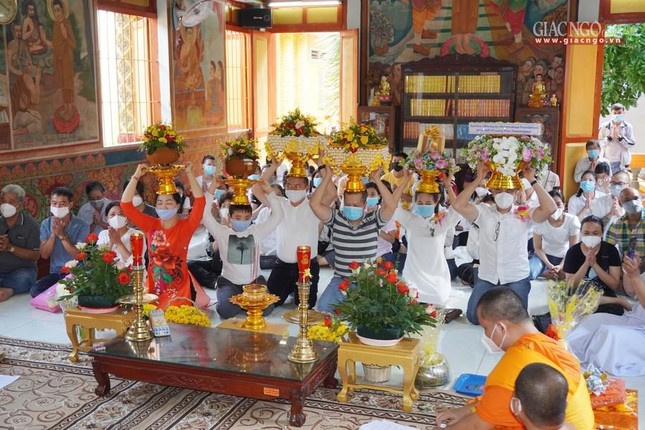 Phật tử thực hiện nghi thức dâng y Kathina Phật tử thực hiện nghi thức dâng y Kathina