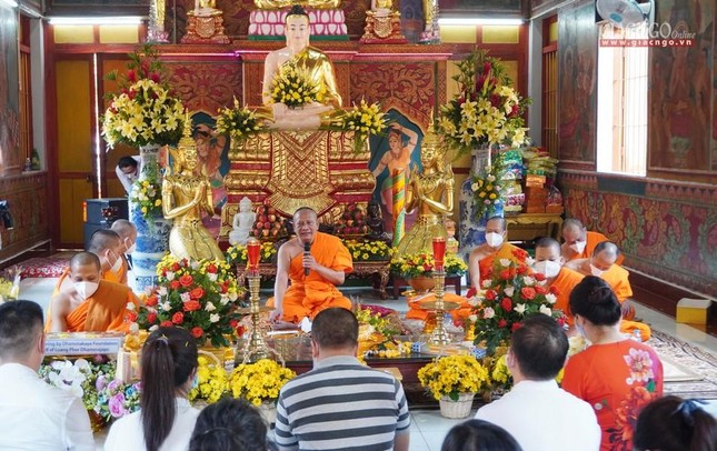 Hòa thượng Danh Lung chia sẻ pháp thoại ngắn và kết thúc lễ dâng y với khóa kinh cầu an Hòa thượng Danh Lung chia sẻ pháp thoại ngắn và kết thúc lễ dâng y với khóa kinh cầu an