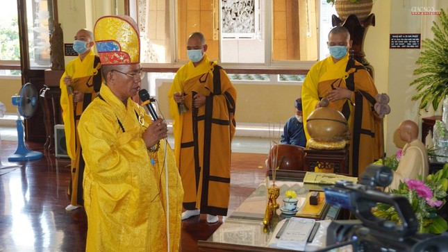 Thượng tọa Thích Đồng Bửu sám chủ buổi lễ