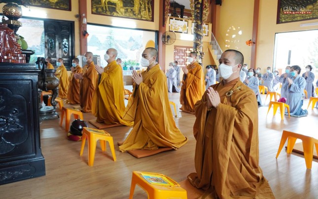 Chư tôn đức tham dự khóa lễ cúng ngọ Chư tôn đức tham dự khóa lễ cúng ngọ