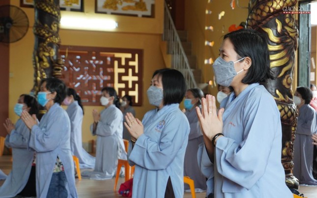 Phật tử tham dự khóa lễ Phật tử tham dự khóa lễ