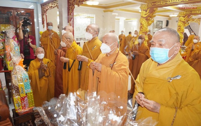 Chư tôn đức chứng minh dâng hương tưởng niệm Chư tôn đức chứng minh dâng hương tưởng niệm