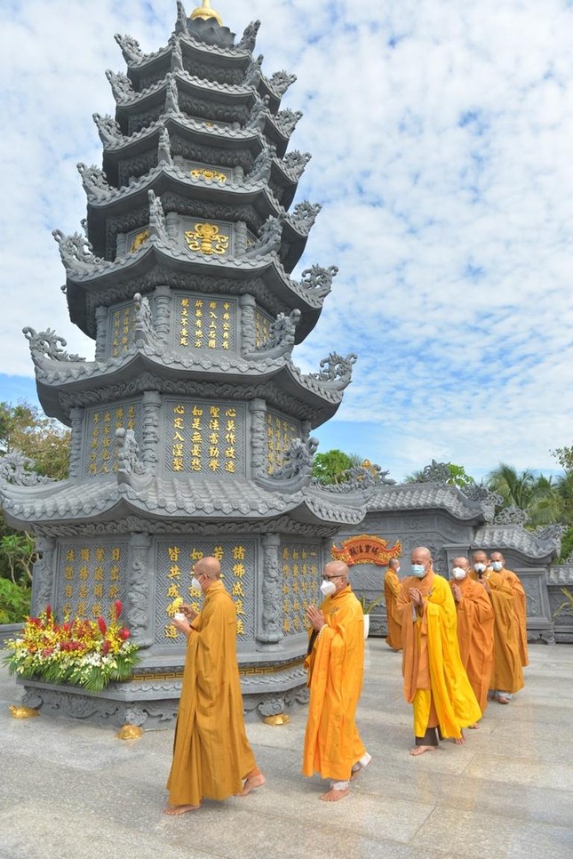Lễ nhiễu tháp tưởng niệm Ân sư - Ảnh: Phước Toàn Lễ nhiễu tháp tưởng niệm Ân sư - Ảnh: Phước Toàn