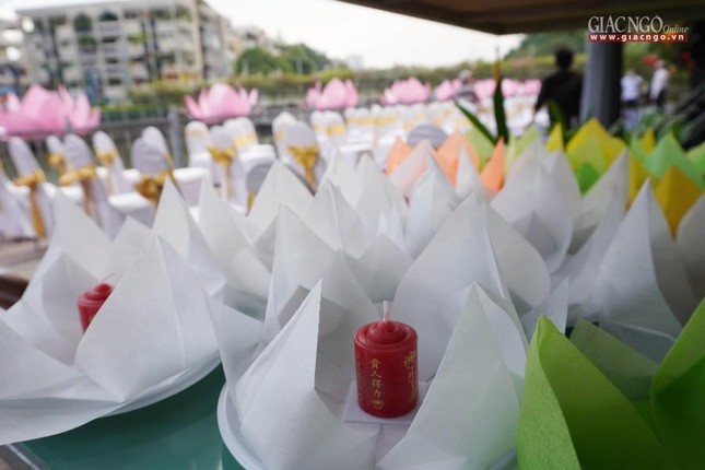 Hoa đăng đã được chuẩn bị sẵn sàng cho lễ cầu nguyện Hoa đăng đã được chuẩn bị sẵn sàng cho lễ cầu nguyện