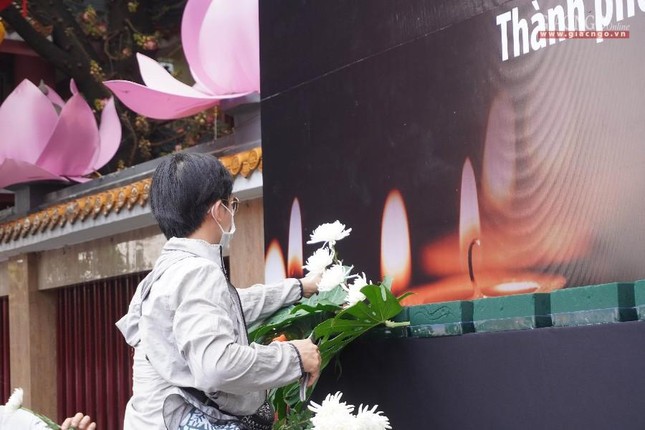 Hoa được thiết trí trong lễ tưởng niệm Hoa được thiết trí trong lễ tưởng niệm