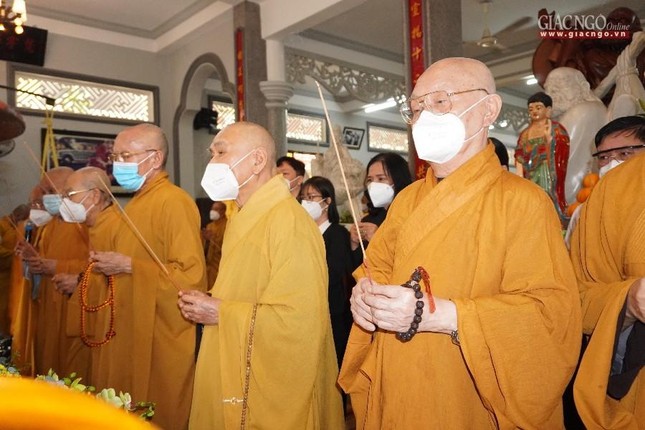 Chư tôn đức niêm hương tưởng niệm