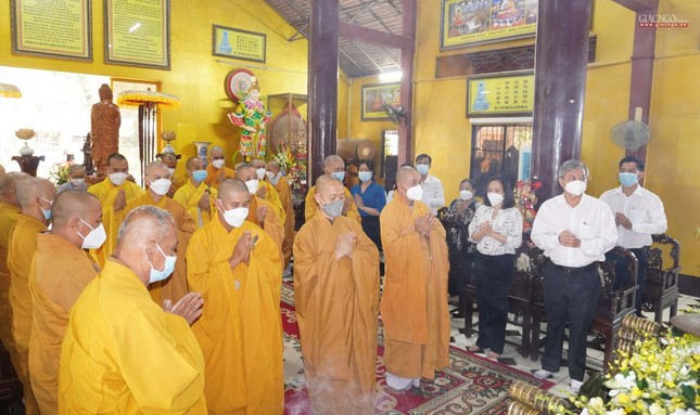 Trước khi bắt đầu lễ tưởng niệm, chư tôn đức và đại diện chính quyền đã có phút mặc niệm tưởng nhớ đến những đồng bào mất trong đại dịch Covid-19 Trước khi bắt đầu lễ tưởng niệm, chư tôn đức và đại diện chính quyền đã có phút mặc niệm tưởng nhớ đến những đồng bào mất trong đại dịch Covid-19