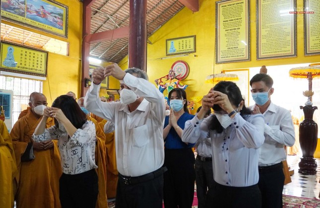 Ông Dương Văn Duyên, Trưởng ban Dân vận huyện ủy Củ Chi; Bà Võ Thị Kiều Tiên, Chủ tịch UBMTTQVN huyện Củ Chi, đại diện chính quyền các cấp tưởng niệm Ông Dương Văn Duyên, Trưởng ban Dân vận huyện ủy Củ Chi; Bà Võ Thị Kiều Tiên, Chủ tịch UBMTTQVN huyện Củ Chi, đại diện chính quyền các cấp tưởng niệm