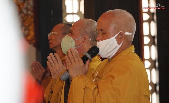 Chư tôn đức trong khóa lễ tại chánh điện Chư tôn đức trong khóa lễ tại chánh điện