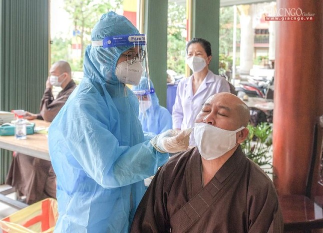 Trước khi vào tham dự, đại biểu test nhanh Covid-19