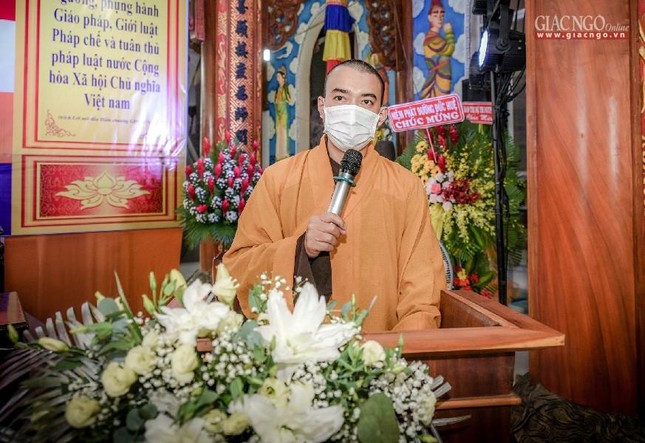 Đại đức Thích Lệ Phát báo cáo số lượng đại biểu và đọc nội quy đại hội