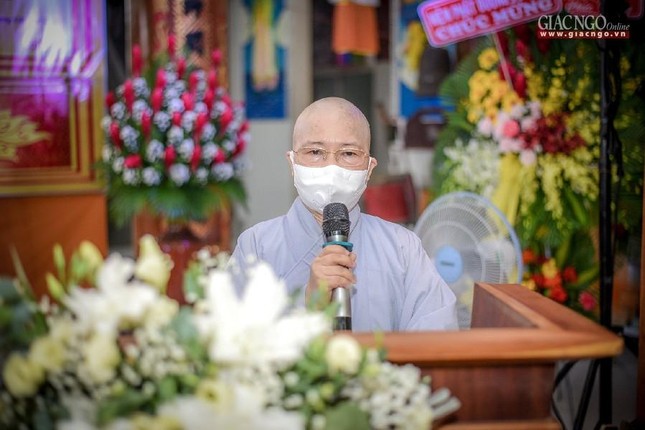 Ni trưởng Thích nữ Như Thảo, Phó Thường trực ban Trị sự GHPGVN huyện Nhà Bè thay mặt Tiểu ban Nhân sự trình danh sách dự kiến thành phần nhân sự nhiệm kỳ 2021-2026