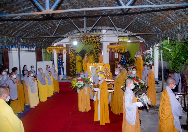 Phụng tống kim quan Ni trưởng đến Đài hỏa táng nghĩa trang phía Bắc, TP.Nha Trang - Ảnh: ĐQ Phụng tống kim quan Ni trưởng đến Đài hỏa táng nghĩa trang phía Bắc, TP.Nha Trang - Ảnh: ĐQ