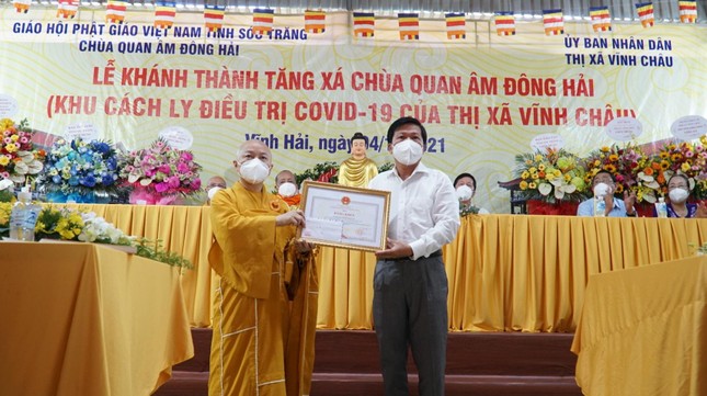 Thượng tọa Thích Nhật Từ nhận bằng khen của Ủy ban nhân dân tỉnh Sóc Trăng