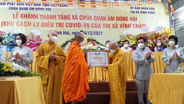 Hòa thượng Trưởng Ban Trị sự GHPGVN tỉnh Sóc Trăng trao bằng tuyên dương công đức đến Thượng tọa Thích Nhật Từ