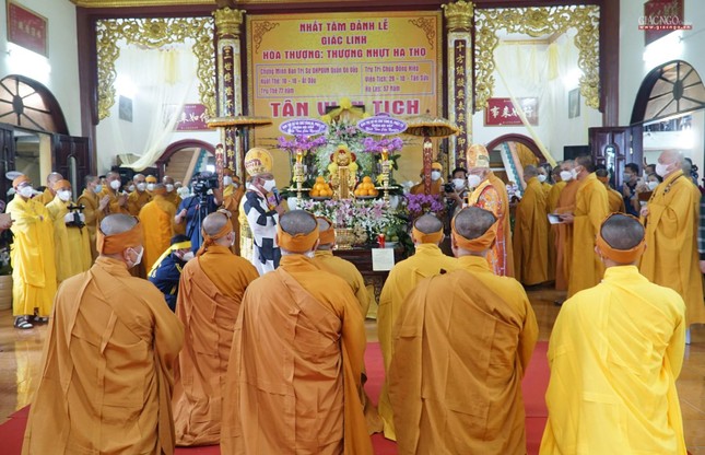 Chư tôn đức thực hiện nghi thức cung tống kim quan