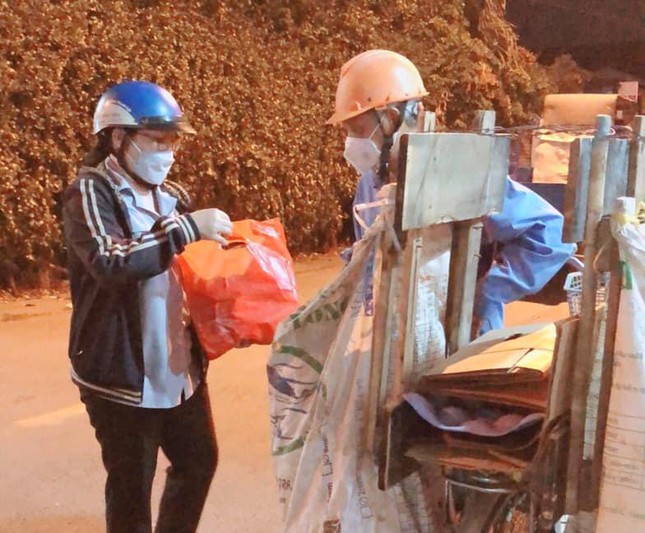 Trao tặng quà đến người nhặt ve chai - Ảnh: GĐPT Hoằng Pháp Trao tặng quà đến người nhặt ve chai - Ảnh: GĐPT Hoằng Pháp