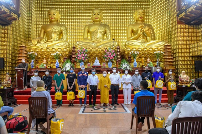 Tặng quà đến tình nguyện viên - Ảnh: Thanh Phong Tặng quà đến tình nguyện viên - Ảnh: Thanh Phong