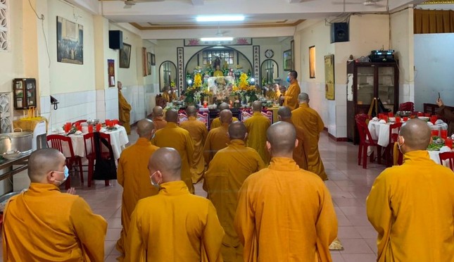 Chư tôn đức tác bạch cúng dường trai Tăng - Ảnh: PH