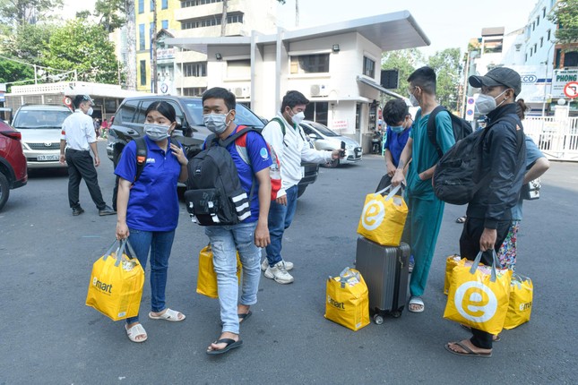 15 tình nguyện viên Phật giáo hỗ trợ chăm sóc bệnh nhân Covid-19