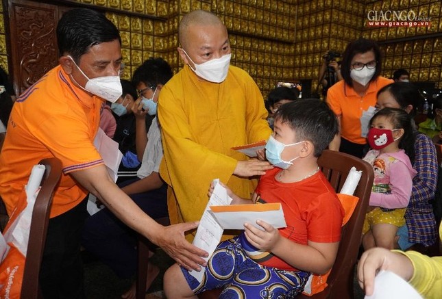 Mỗi suất học bổng trị giá 5 triệu đồng